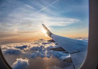 luchtlandschap en vliegtuigvleugel